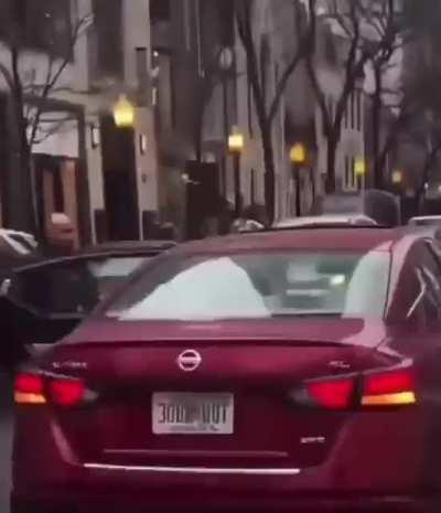 A Chicago policeman fails to stop a large female shoplifter!