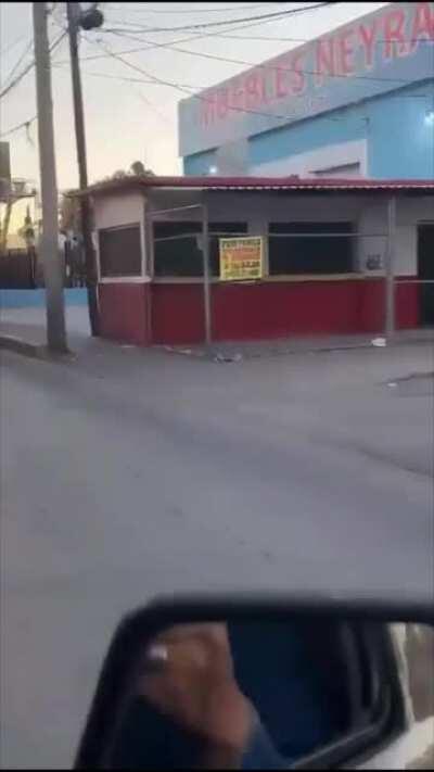 Viene del futuro y es de metal blando, ya van dos que envía Skynet, ya te estás hartando. #chiwasnaked