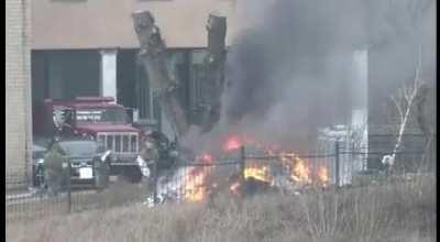 Ukrainian soldiers burn documents near an intelligence building in Kiev. What are they hiding?