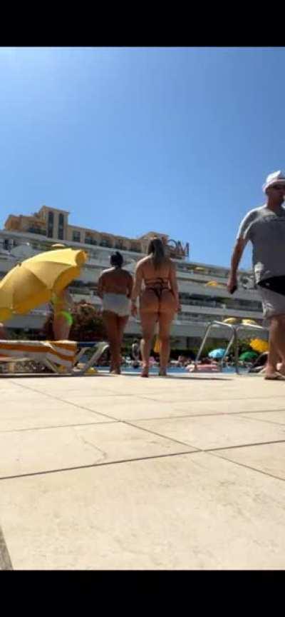 Ass looks really fat right here. 😋