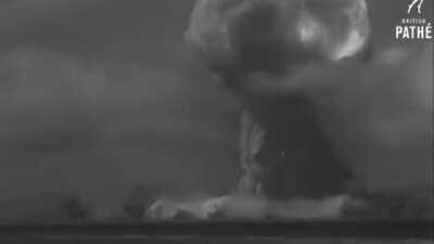 Isso aqui ficou deveras foda, op 4 de shingeki com cenas da ww2