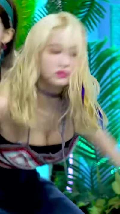 Momo - blonde, hippie multi colored top, jeans, more & more, SBS Inkigayo, 200607