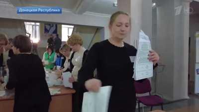Special counting operation: Russian poll worker counting votes from unticked ballots and without looking at the front of them
