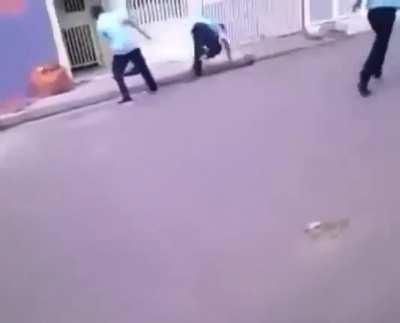 Muevete hacia atras por favor