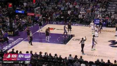 [Highlight] Toumani Camara sprints back for the big save and Ayton hits his 4th straight jumper