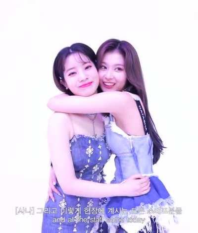 201117 - Sana hugging Dahyun