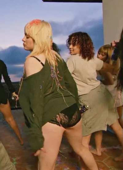 Is this same Billie Eilish who used hide her body in 'Baggy Clothes' ???