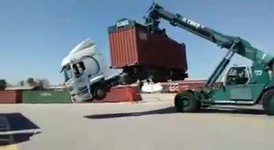 A Trucker in South Africa got into an arguement with the telehandler operator 