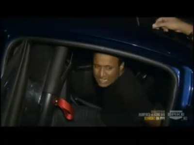 This man smoothly convinces police he is just waiting for a friend