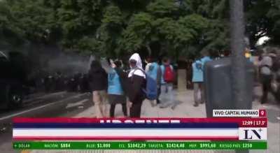 Piqueteros hirieron a un camarógrafo de LN+ con un piedrazo y hubo que sacar el móvil del aire.