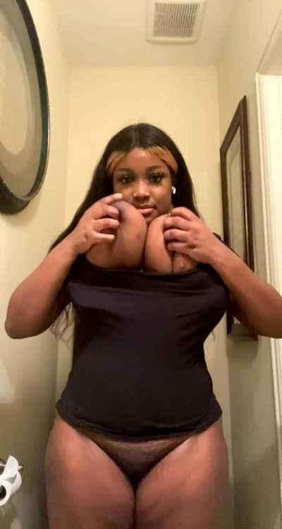 Just in the bathroom being naughty hoping you walk in 😊