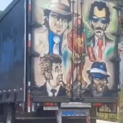 Todos eles tentaram, mas nenhum conseguiu derrubar Chapolin....