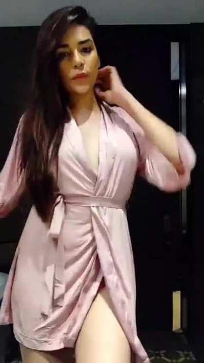 Look at her damn milky body 🥵🔥