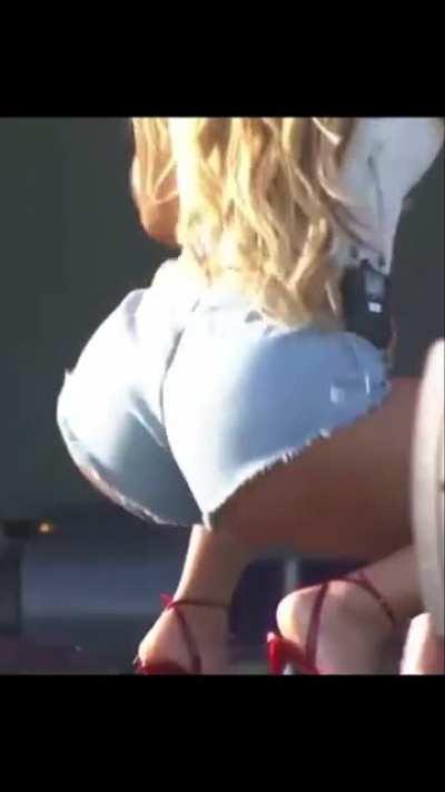 Saweetie twerking🍑