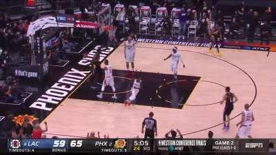 [Highlight] DeAndre Ayton throws down the alley-oop in traffic from a Devin Booker lob