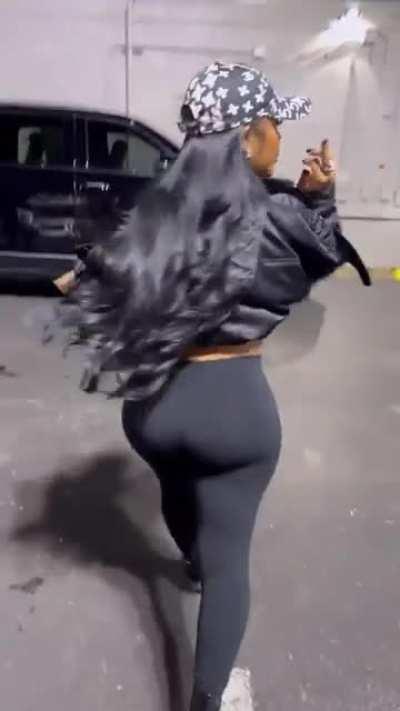 she looks so damn juicy 👅