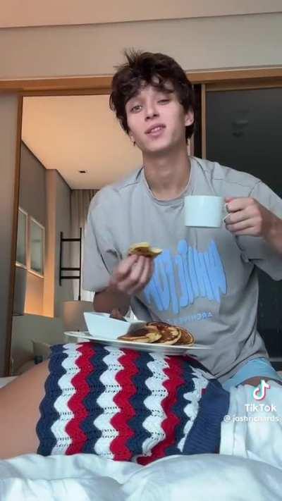 Gabi’s 🍑 being used as a table (Josh’s TT)