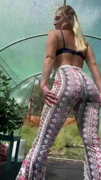 Blonde shows off 🍑 in flare pants