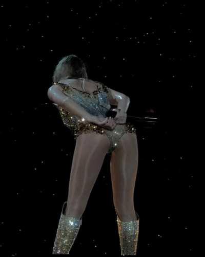 Taylor Swift should pick a lucky fan to fuck her on stage