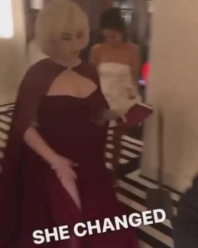 tits bouncing as she walks