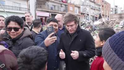 Aparecio Javier Milei de sorpresa en la inauguracion de campaña en Villa Celina, La Matanza, y los vecinos se pusieron locos!