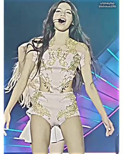 Lisa's pussy must be fully shaved to produce a cameltoe as deep like that 🍑 💦