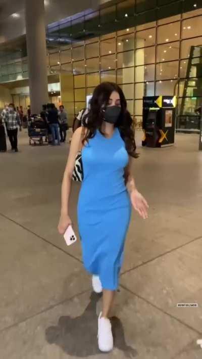 Oh Janhvi kapoor’s gaand is so mesmerising 😍