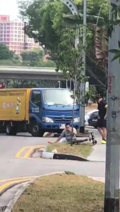 Tries to run cyclist over, gets what he deserves.