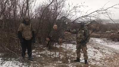 Found video of russians doing this to Americans who come to Russia. Russians inviting americans..