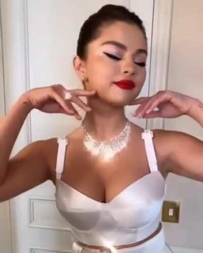 Selena Gomez showing off