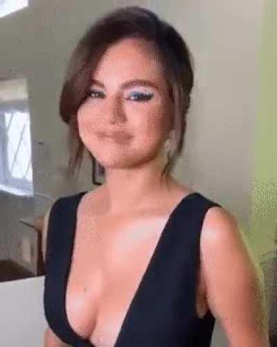 She likes when men stare at her tits