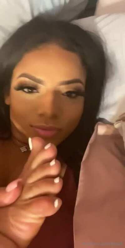 Tastey little toes 👅