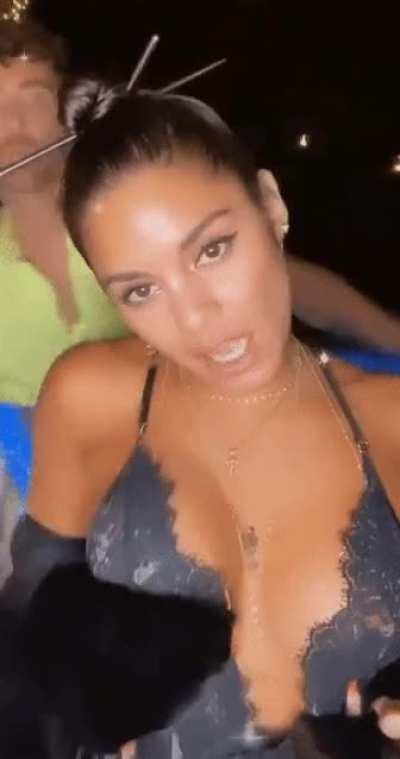 Vanessa Hudgens playing with her tits 🥵🤤