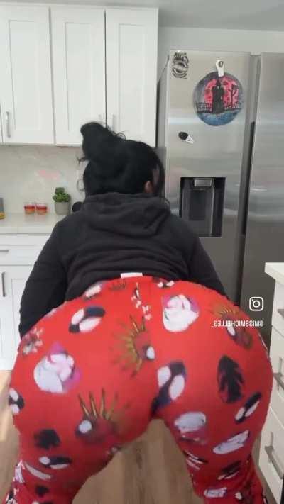 1 or 2 ⁉️ Big Booty Auntie VS Big Booty Niece 