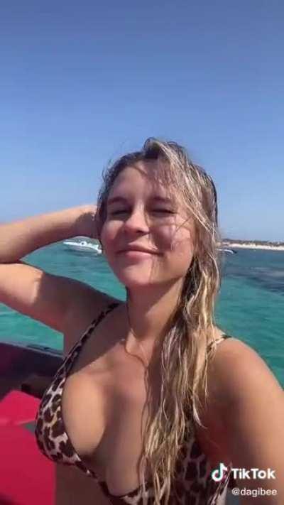Dagibee Bikini titten HD GIF