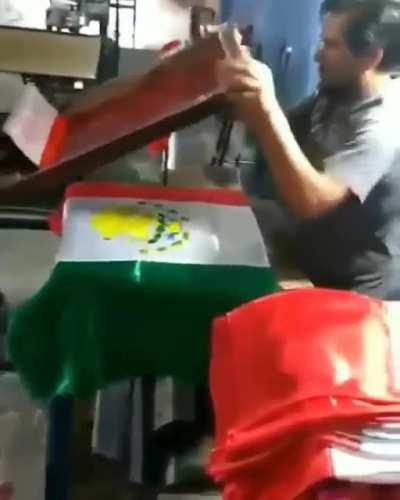 asi es como la banda hace el escudo de nuestra poderosisima bandera