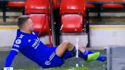 Vardy celebró un gol rompiendo una bandera LGTB+ (sucedió hoy)