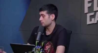 O cara simplesmente criou um novo idioma