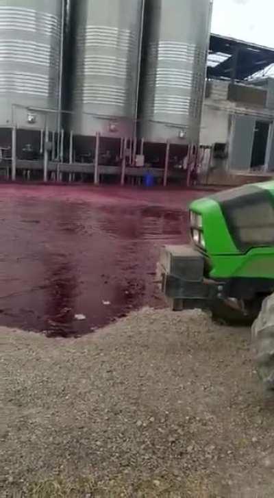Reventón de un depósito de vino de 50.000 litros en una bodega de Albacete