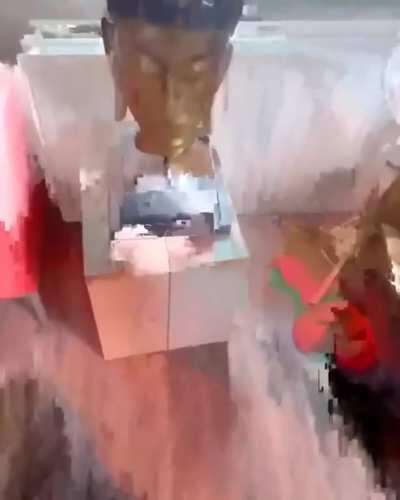 La camara de Timi cuando ponen al esqueleto que baila be like: