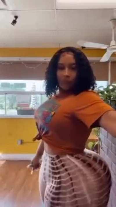 Bruh how do you even fuck her from behind 😭