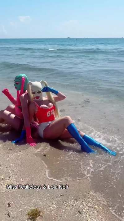 Latex at the beach 😁