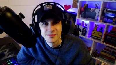 Don't Stop Me Now pero es la cara del H