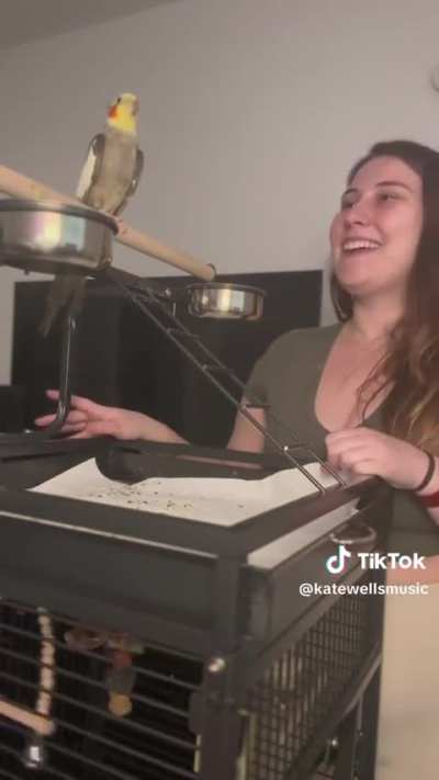 my friend singing happy birthday with her parrot 😆