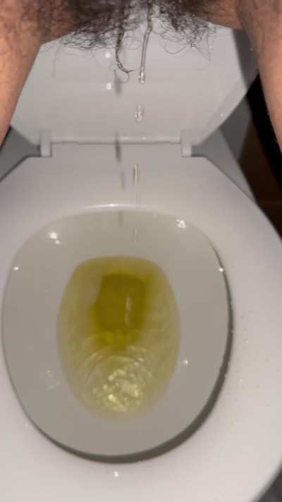 Such a long yellow piss 