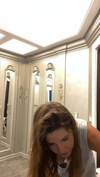 Downblouse Nipslip - Get Her Folder