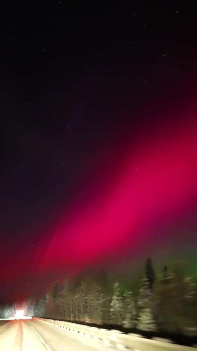 🔥 Extremely red-colored northern lights in Alaska this week