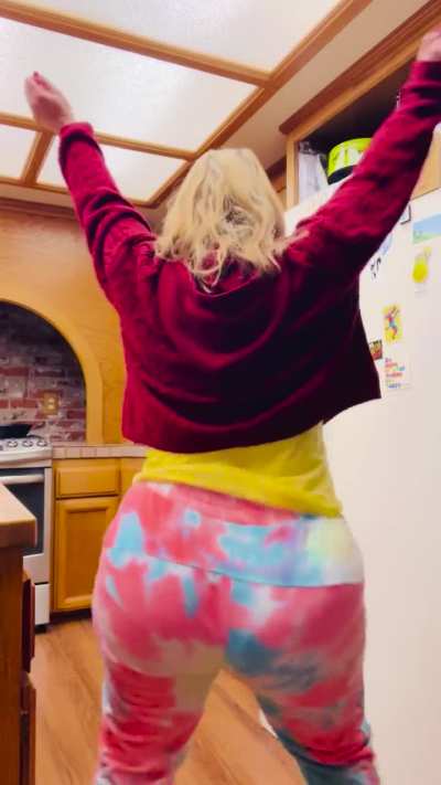 There’s nothing like a fart needing to come out while dancing right? 😝 💨 