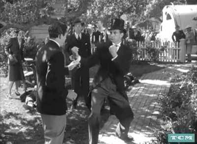 Drake the type to hit the old school boxing stance whenever he encounters an opp