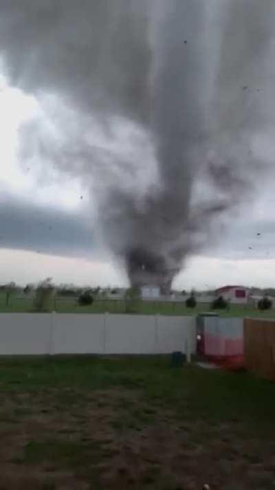 Man continues to film Andover Tornado right up untill it swallows his yard.